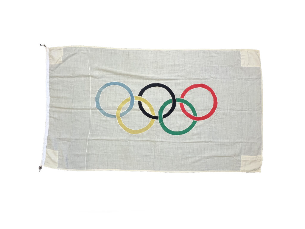 Fünf einfache farbige Ringe auf gewöhnlichem Fahnenstoff – doch diese symbolträchtige St. Moritzer Olympia-Fahne von 1948 dürfte an der Versteigerung am 15. November 2023 einen aussergewöhnlichen Preis erzielen.