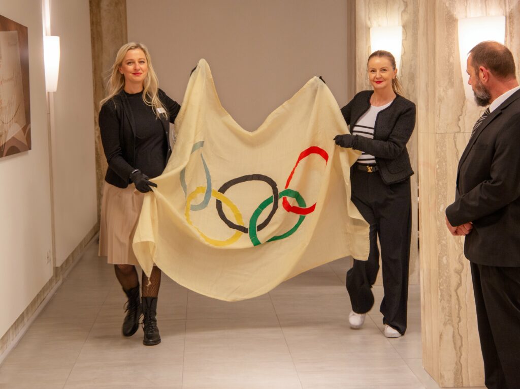 Fahne der Olympischen Winterspiele 1948 kam für 20‘000 Franken unter dem Hammer