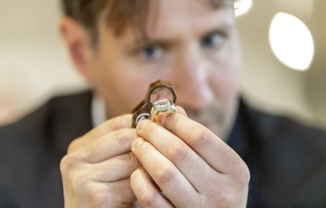Dr. Fabian Schmitz bei der Begutachtung eines Ringes im Auktionshaus Rapp.